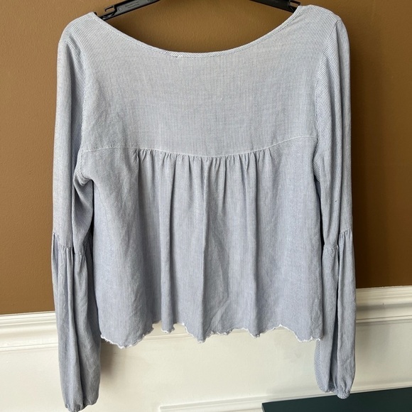 Hollister Pinstriped Embroidered Crop Top Size Medium - Picture 7 of 9